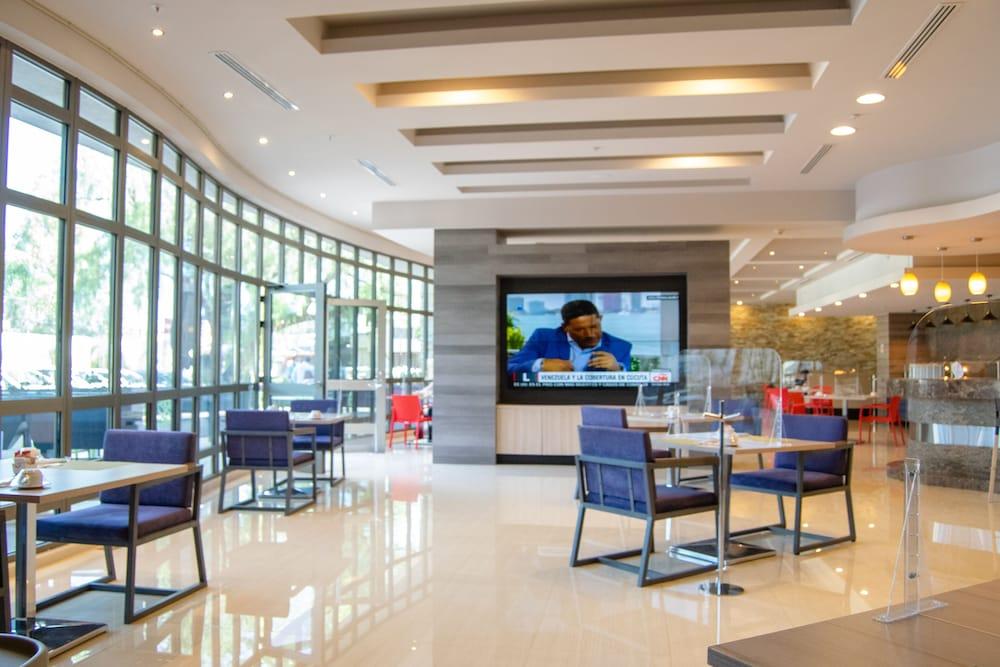 Hilton Garden Inn Leon Poliforum Bagian luar foto